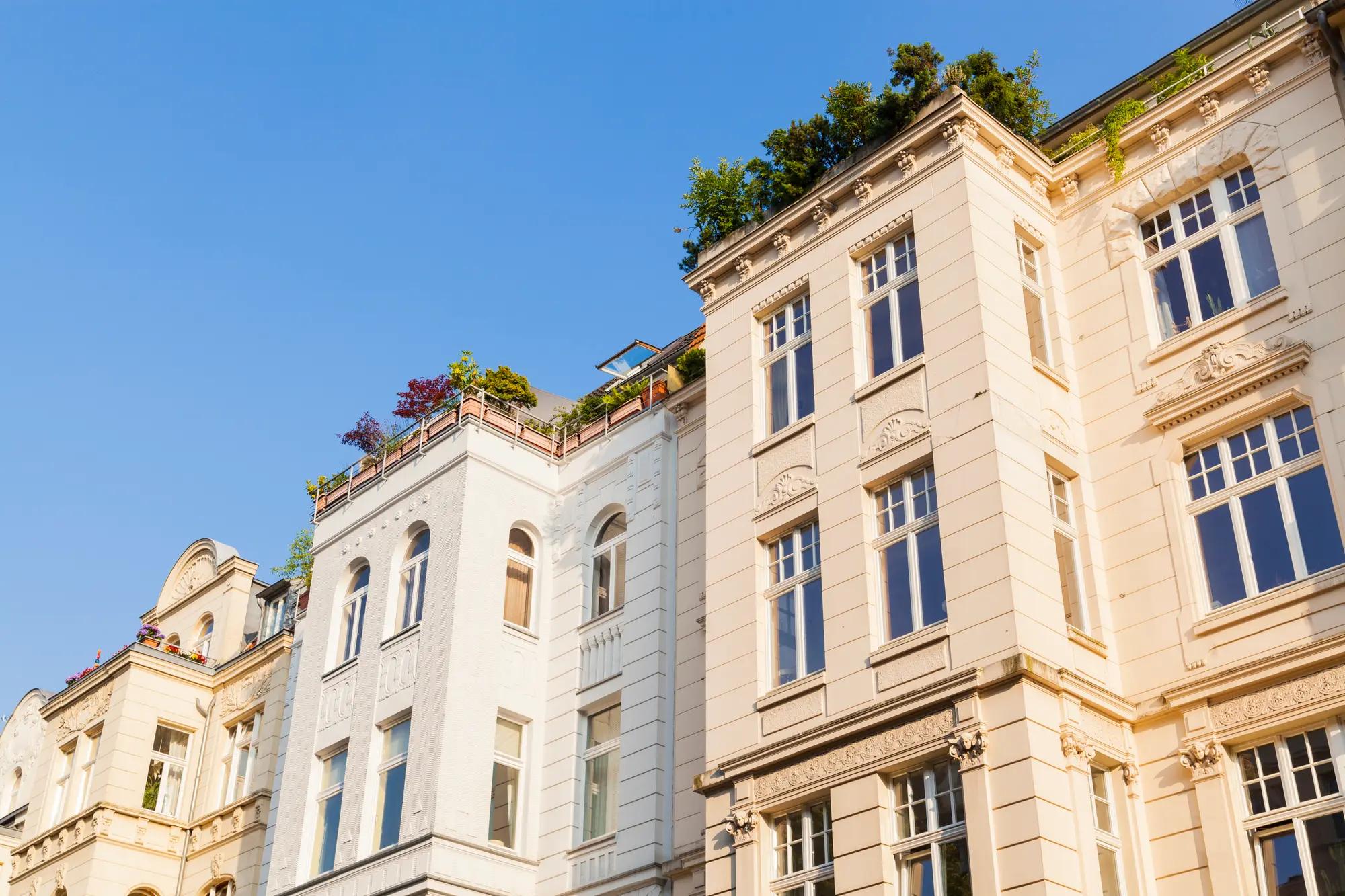 Berliner Altbaufassaden mit blauem Himmel